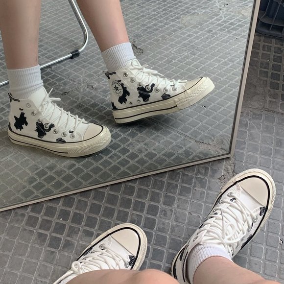 Canvas shoes are popular in the season